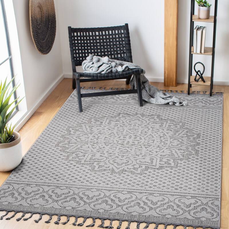 LOOM & LUXE Collection Gray/White Medallion Indoor/Outdoor Area Rug