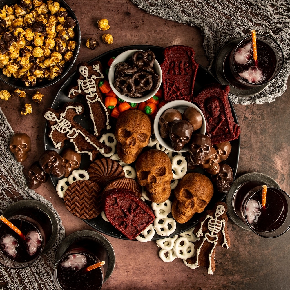https://ak1.ostkcdn.com/images/products/is/images/direct/49b5fed9523584b297b89fc08bce48c8b5a8d736/Nordic-Ware-Haunted-Skull-Cakelet-Pan.jpg