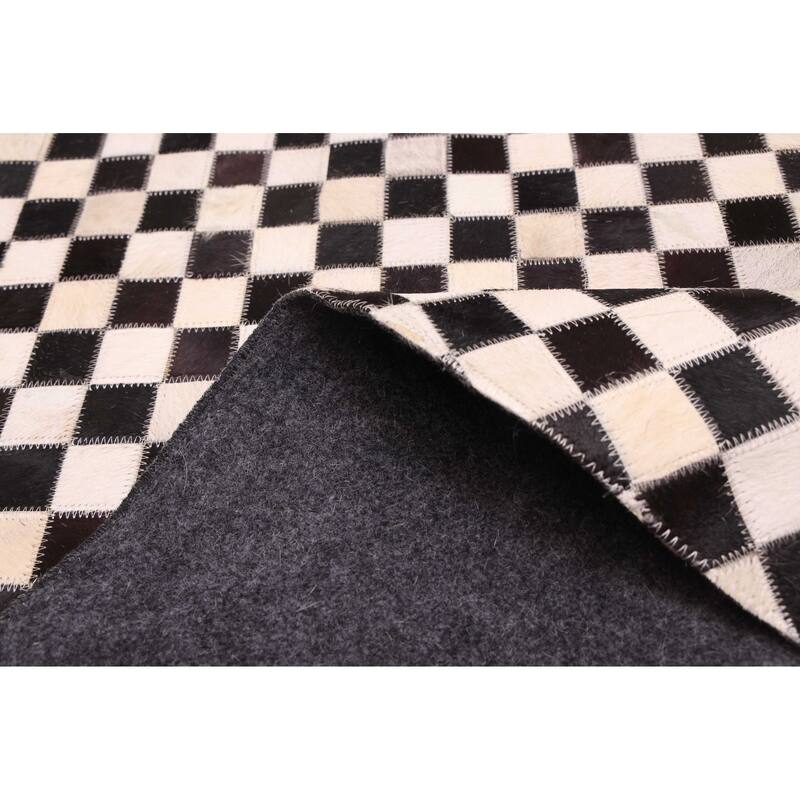 ECARPETGALLERY Handmade Cowhide Patchwork Black, Cream Leather Rug - 5'1 x 5'1