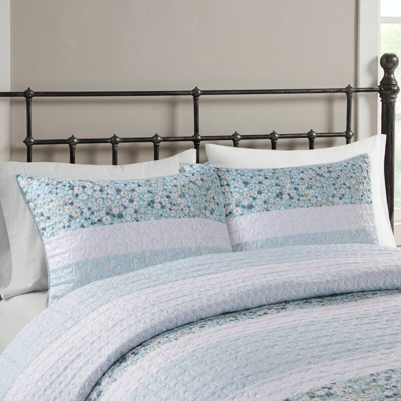 Madison Park Evian 4 Piece Seersucker Quilt Set with Throw Pillow