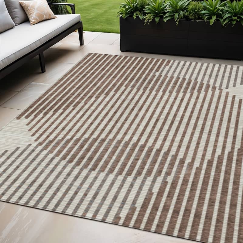 HomeRoots Geometric Transitional Rectangle Outdoor Rug - 5' X 8'