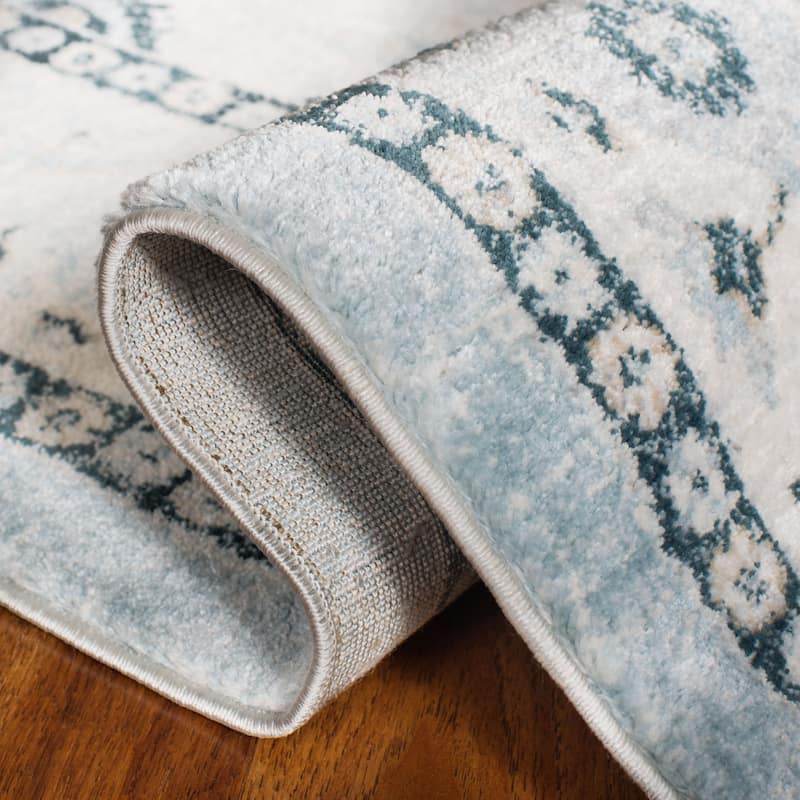SAFAVIEH Isabella Vergilia Traditional Oriental Rug - Light Blue/Cream - 5' 3" x 7' 6"