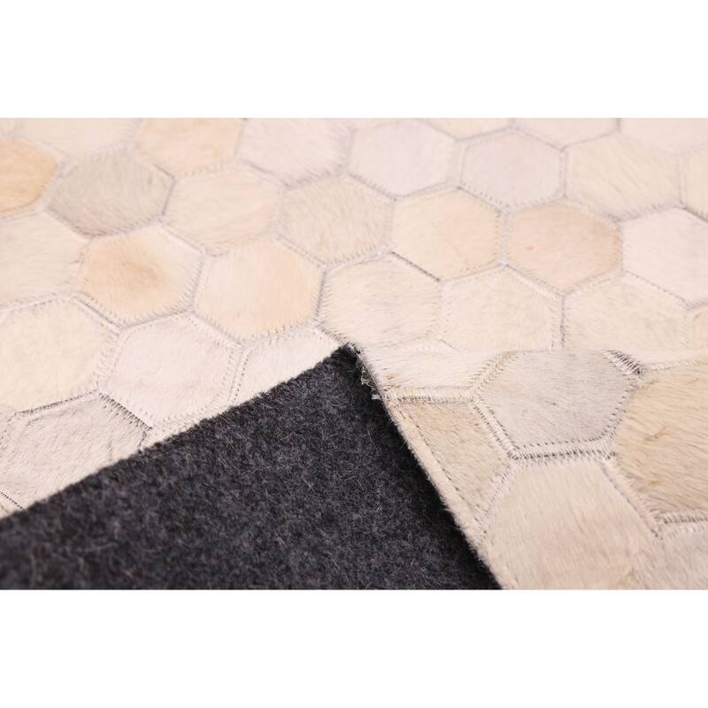 ECARPETGALLERY Handmade Cowhide Patchwork Ivory Leather Rug - 4'0 x 6'0