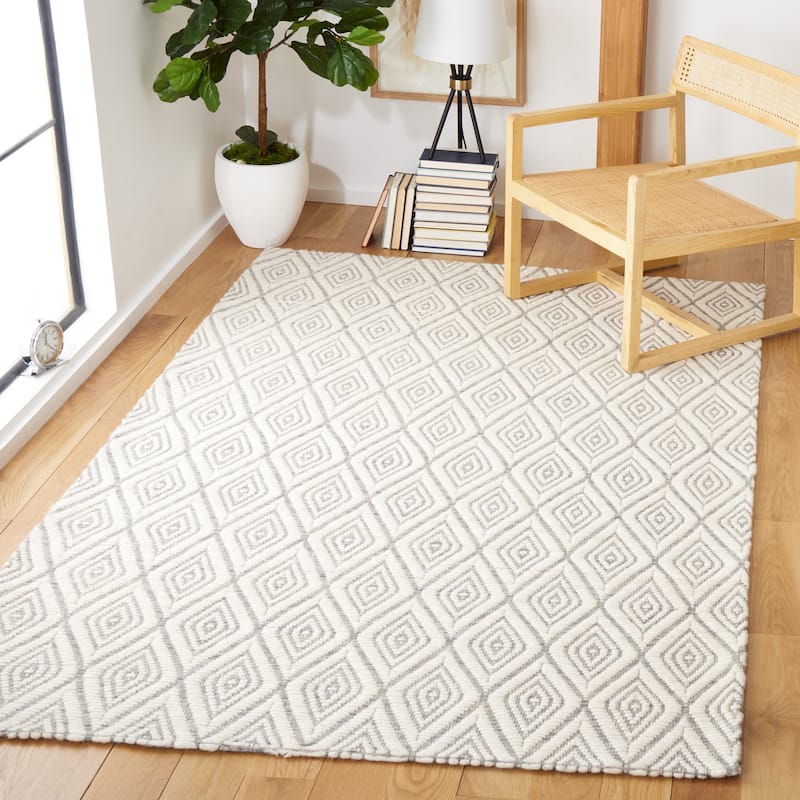 SAFAVIEH Handmade Marbella Austra Wool Rug - Grey/Ivory - 5' x 8'