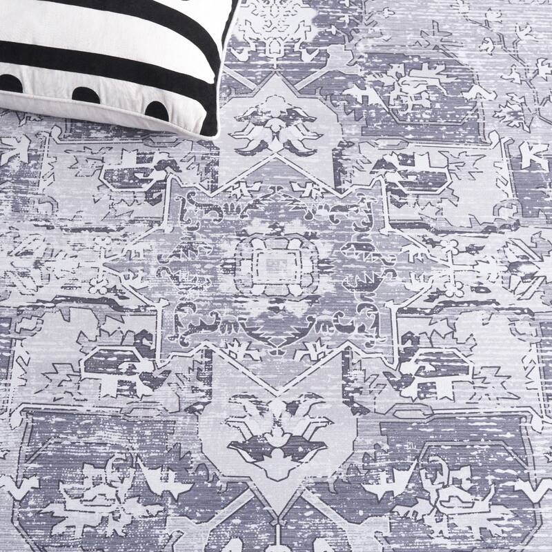 SAFAVIEH Tucson Machine Washable Slip Resistant Salome Oriental Medallion