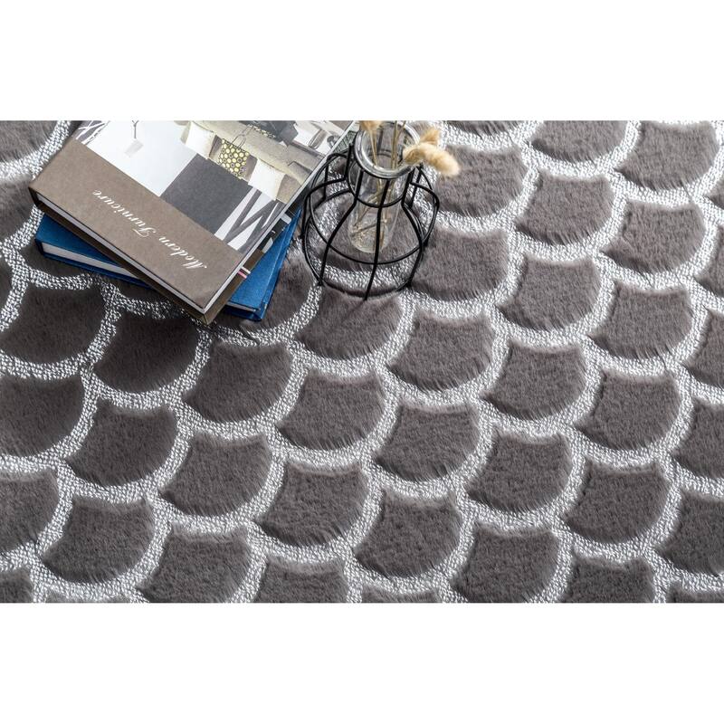 Chryso Collection Faux Fur Rug with Foil