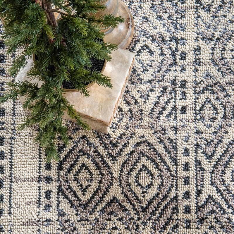 Nuloom Chenoa Striped Tribal Tassel Area Rug
