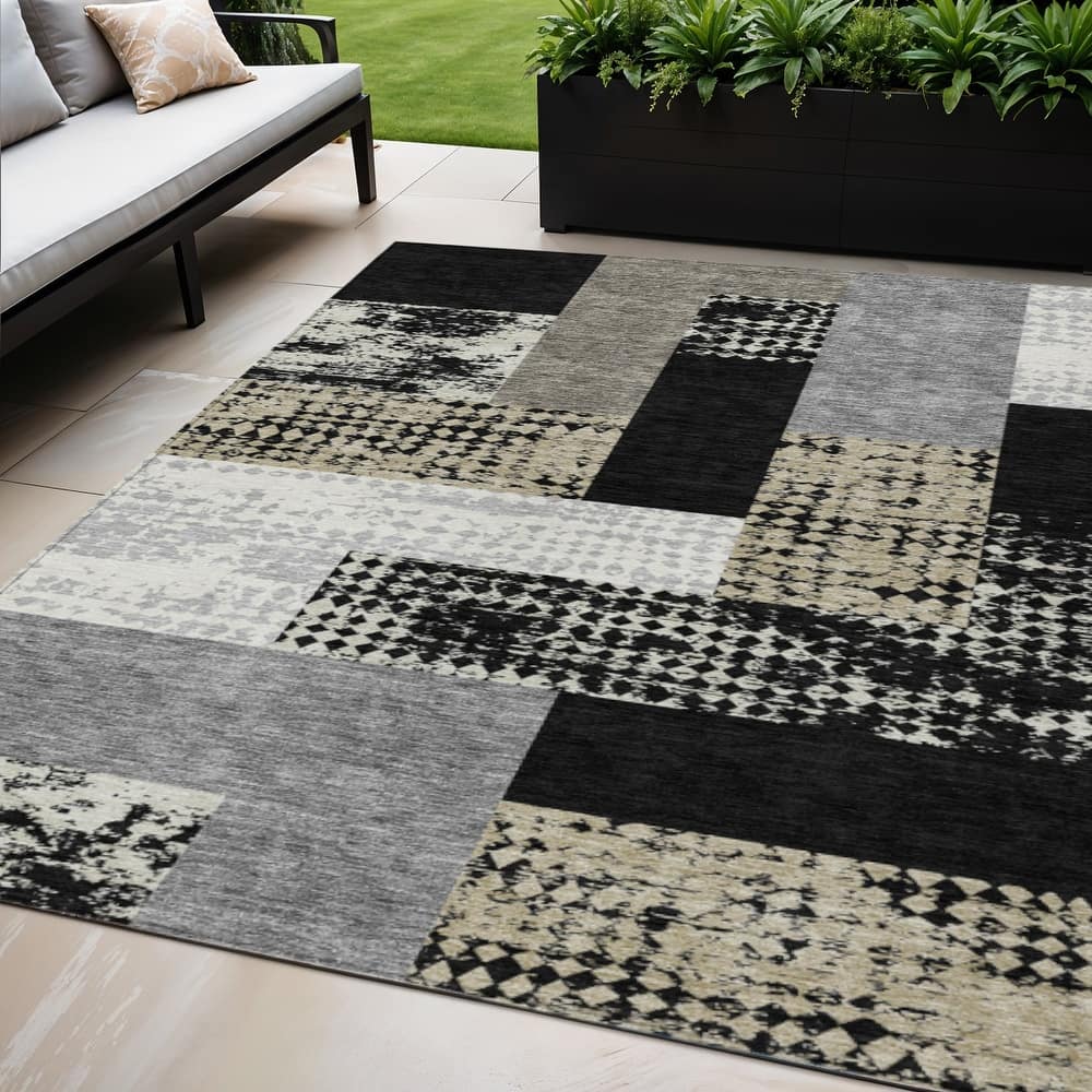 HomeRoots Geometric Transitional Rectangle Outdoor Rug