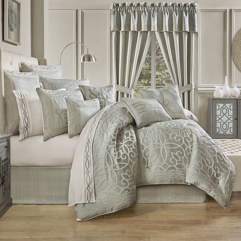 Five Queens Court Nouveau 4-piece Comforter Set