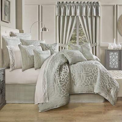 Five Queens Court Nouveau 4-piece Comforter Set