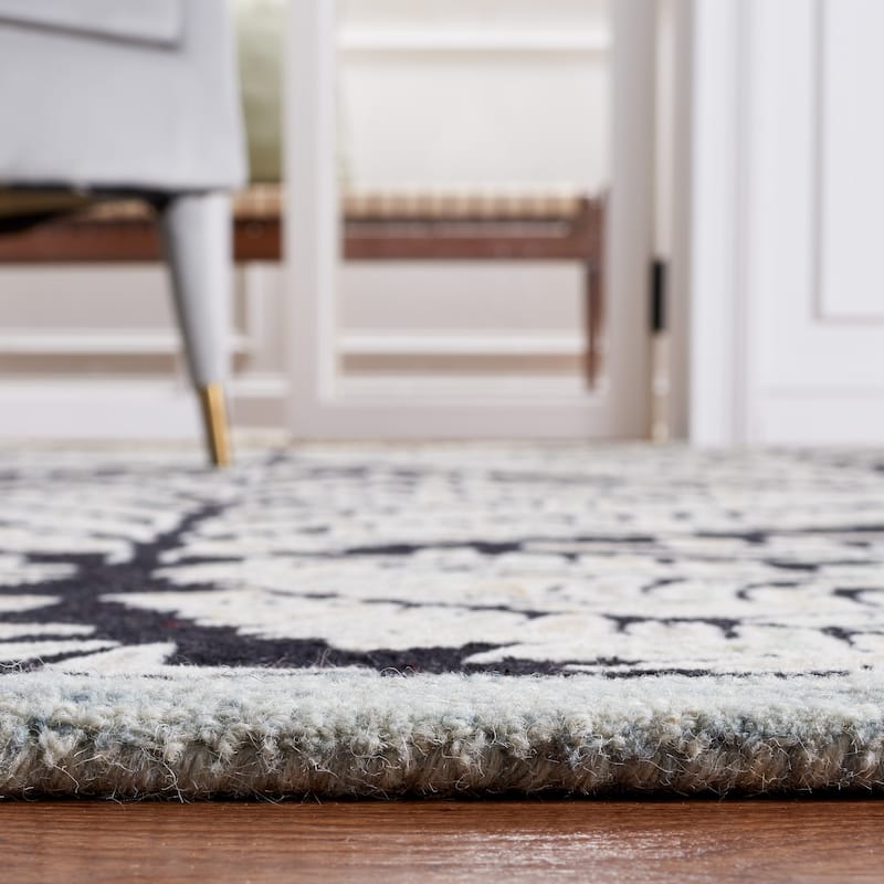 SAFAVIEH Handmade Capri Ilianka Wool Rug
