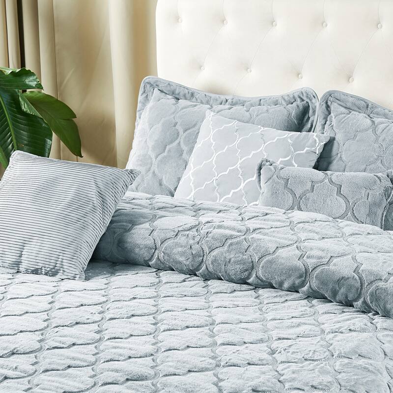 FauxFur Moroccan Design 7-piece Embroidered Quilt Set