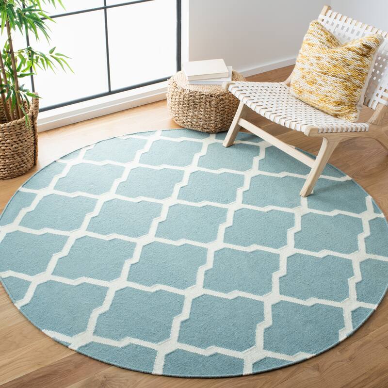 SAFAVIEH Handmade Flatweave Dhurries Chiang Modern Moroccan Wool Rug - 6' Round - Light Blue/Ivory