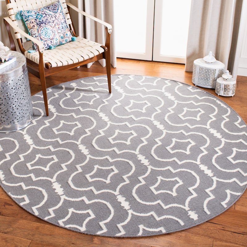 SAFAVIEH Handmade Flatweave Dhurries Lamprini Modern Moroccan Wool Rug - 6' Round - Grey/Ivory