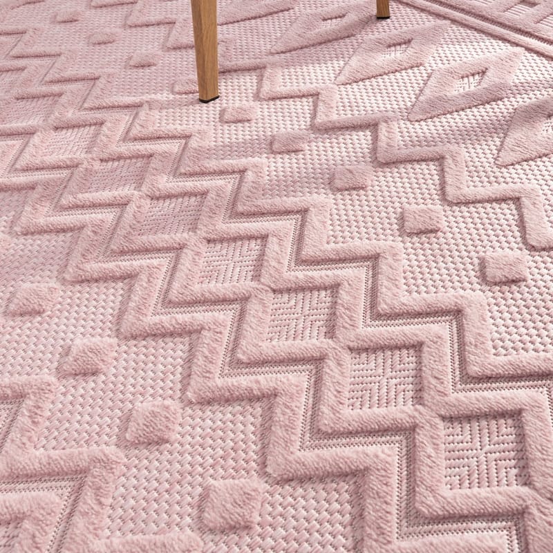 Indoor & Outdoor Rug With Geometric Trellis High-Low Pattern