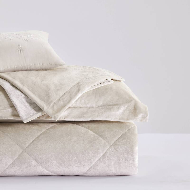 Intelligent Design Isabel Velvet Comforter Set