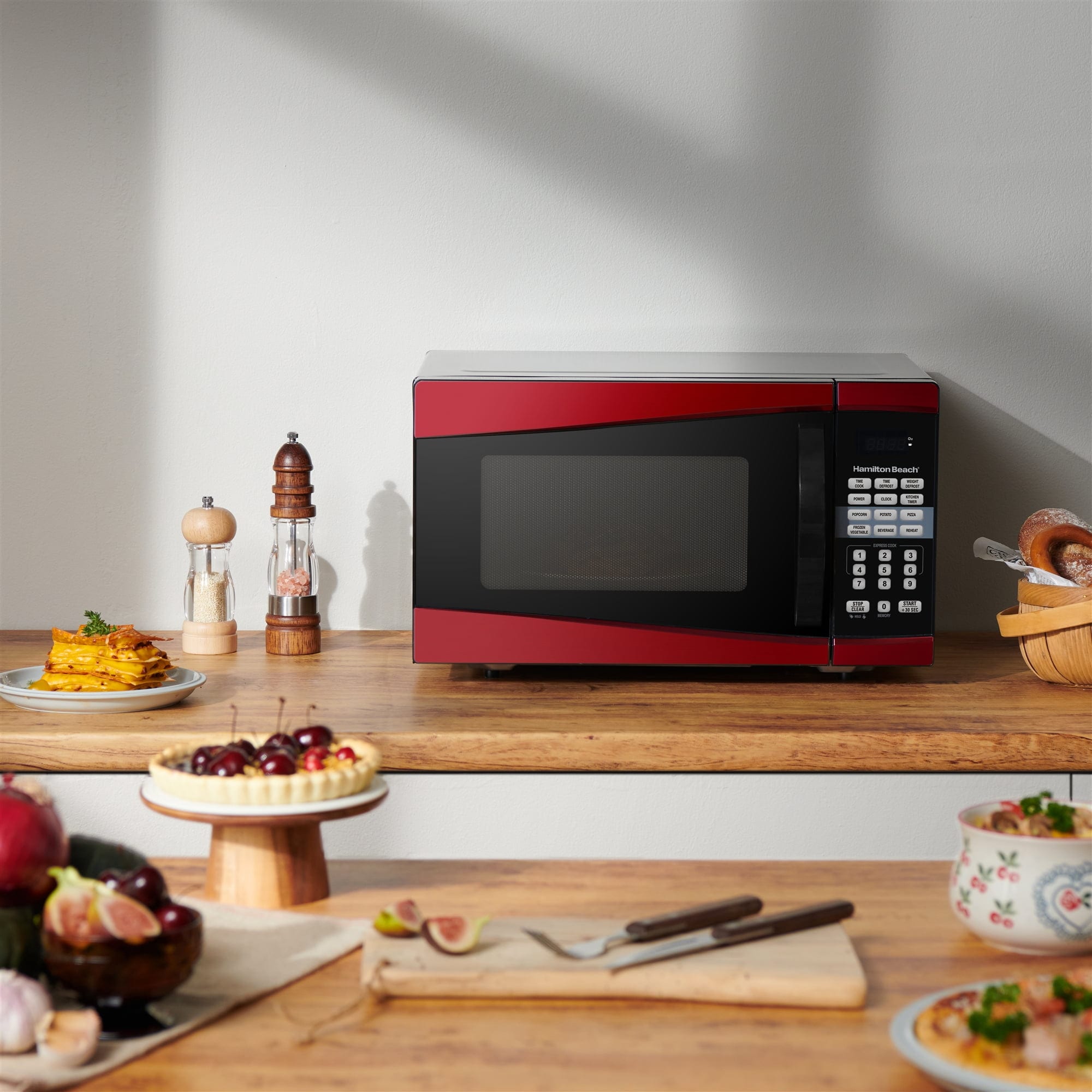 0.9 Cu. ft. 900W Red Microwave oven - Bed Bath & Beyond - 36786967