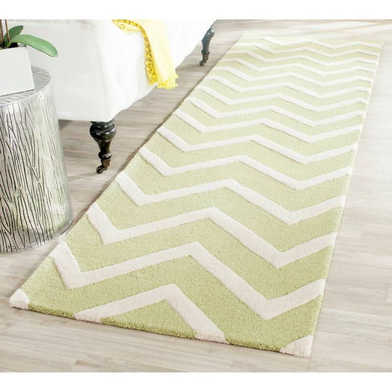 SAFAVIEH Handmade Cambridge Terttu Chevron Wool Rug - 2'6" x 8' Runner - Green/Ivory