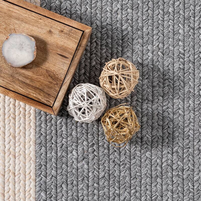 Nuloom Hand-braided Bordered Grey Area Rug