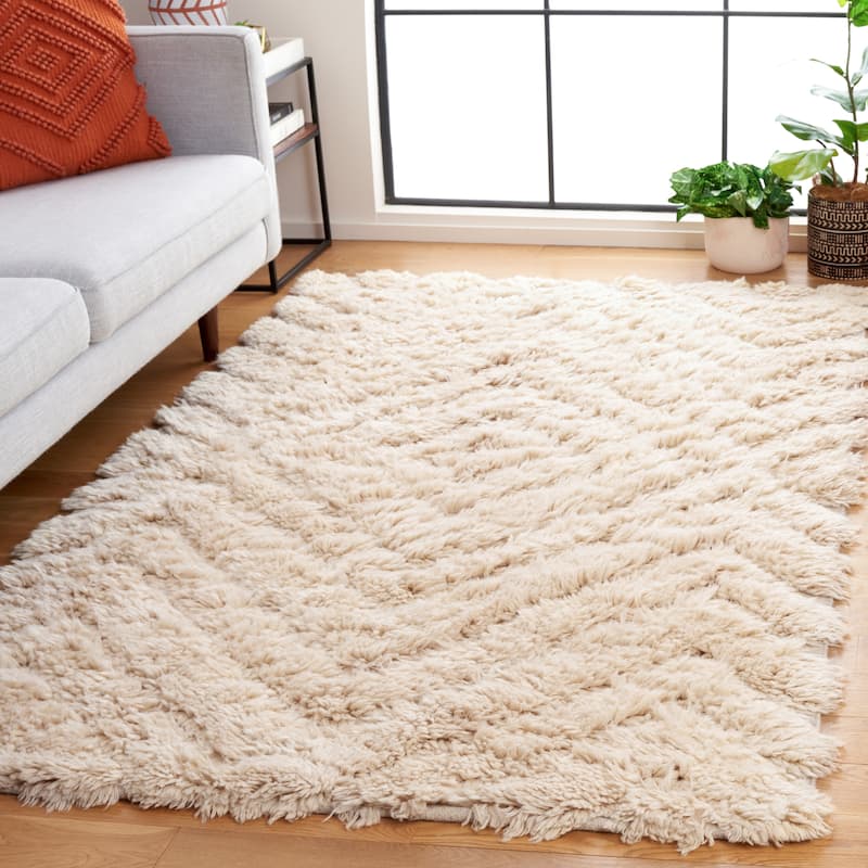 SAFAVIEH Handmade Casablanca Cona Shag Wool Rug - 5' x 8' - Beige