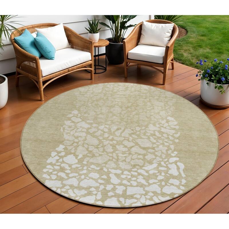 HomeRoots Abstract Transitional Rectangle Outdoor Rug - 8' Round