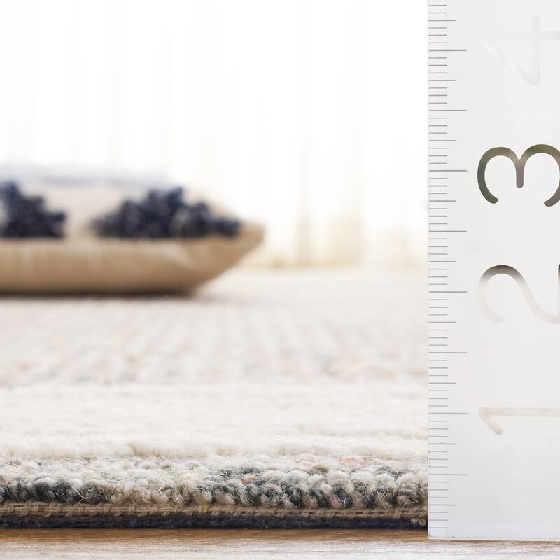 SAFAVIEH Handmade Ebony Dorith Border Wool Rug