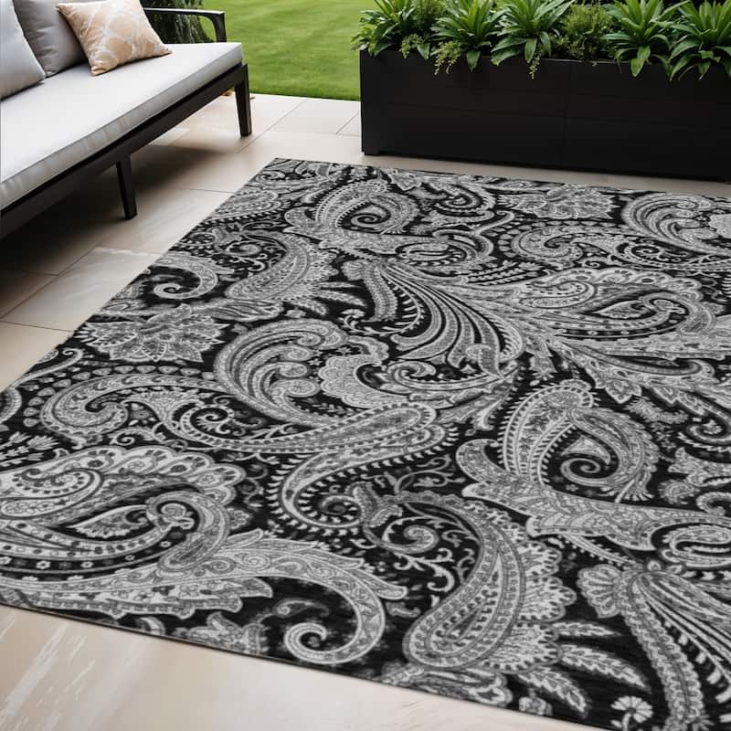 HomeRoots Paisley Transitional Rectangle Outdoor Rug - 5' X 8'