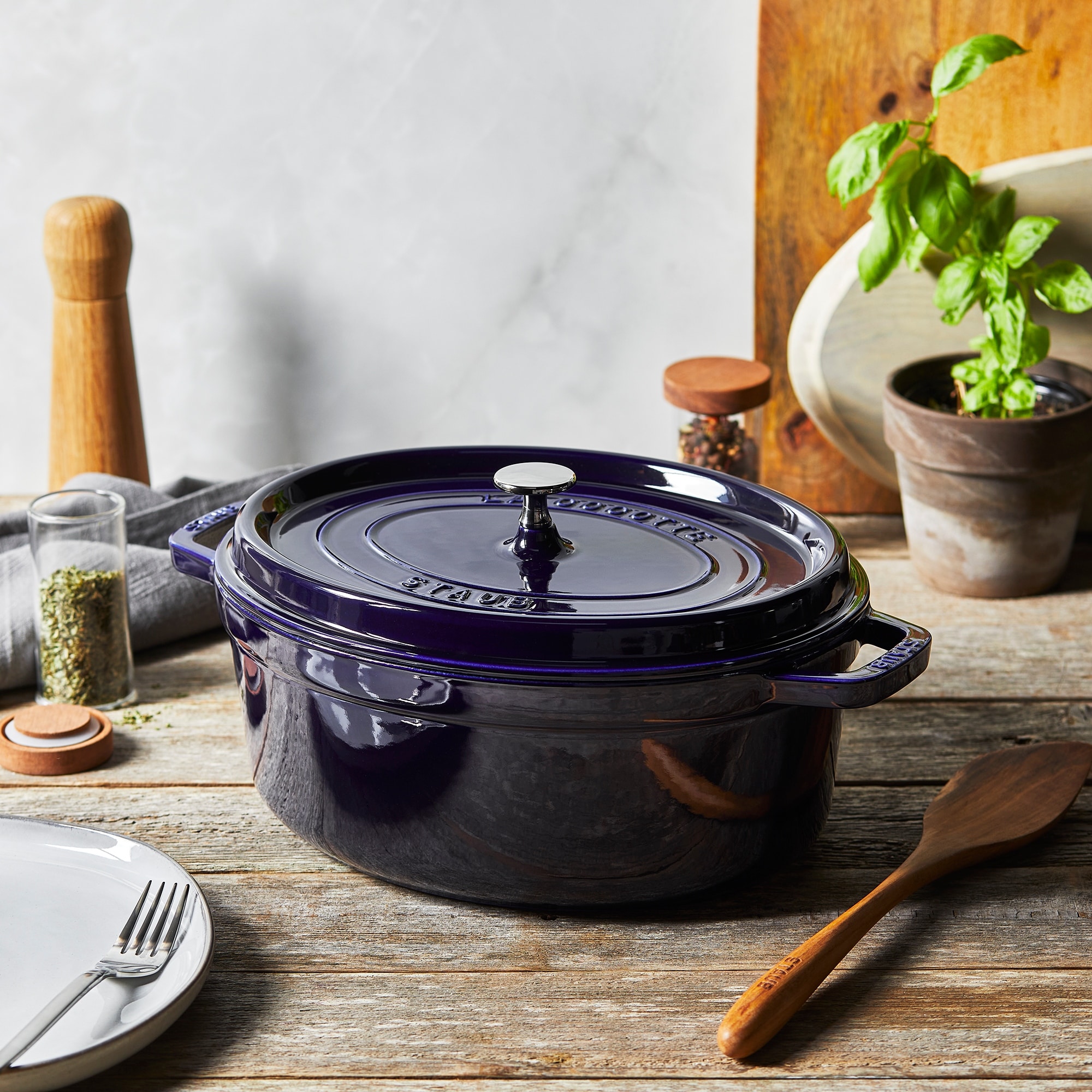 Staub Cast Iron Oval Cocotte Color: Graphite, Size: 5.75 qt