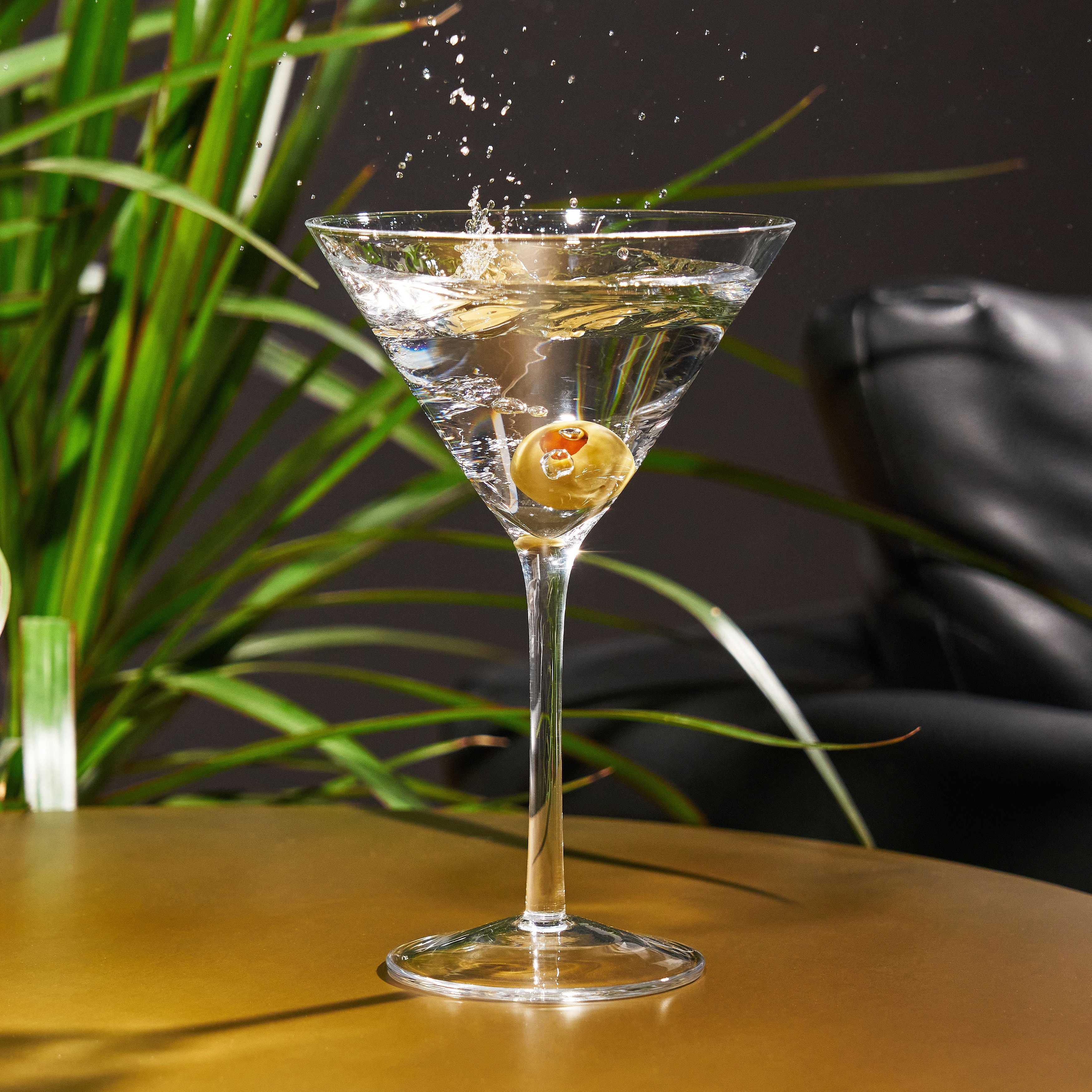 https://ak1.ostkcdn.com/images/products/is/images/direct/4c14b5d7b0e713d4bd357383d293b6a01cf403e8/Viski-Stemmed-Martini-Glasses%2C-4-Lead-Free-Crystal-Stemmed-Cocktail-Glasses%2C-European-Made-Glassware%2C-Set-of-4%2C-7-Ounces.jpg