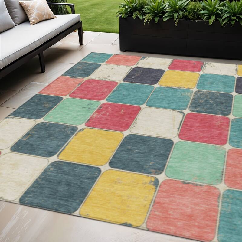 HomeRoots Geometric Transitional Rectangle Outdoor Rug - 5' X 8'
