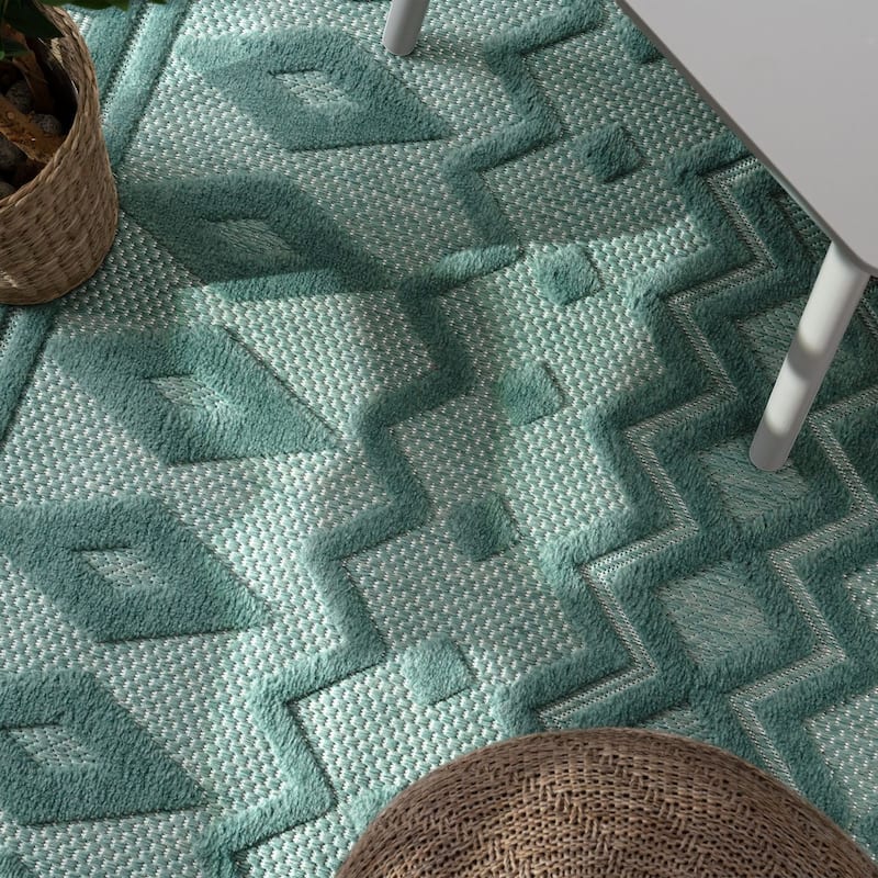Indoor & Outdoor Rug With Geometric Trellis High-Low Pattern