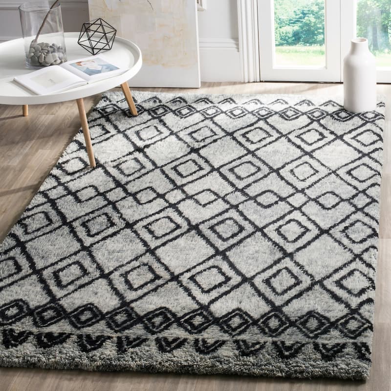SAFAVIEH Handmade Casablanca Shag Ziyba Tribal Wool Rug - 5' x 8' - Grey/Charcoal