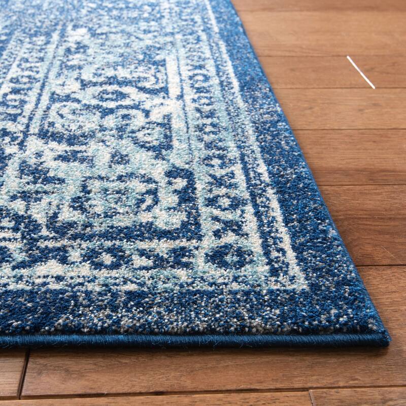 SAFAVIEH Evoke Quinn Vintage Distressed Rug