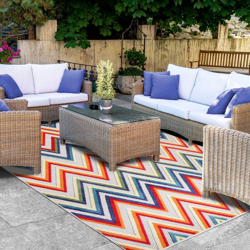 Superior Modern Zig-Zag Geometric Indoor Outdoor Runner or Area Rug - 7' 10" x 9' 10" - Cream