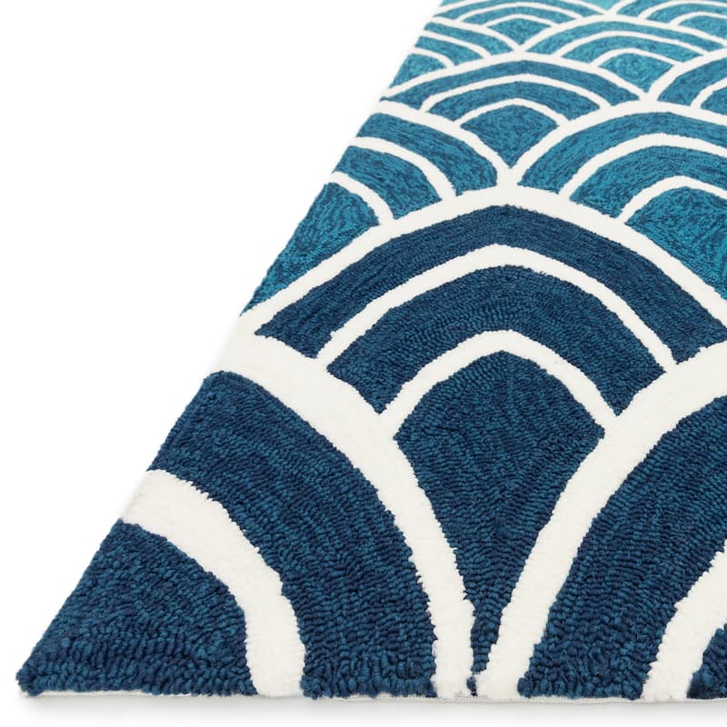 Alexander Home Capri Modern Waves Hand-hooked Indoor/ Outdoor Rug