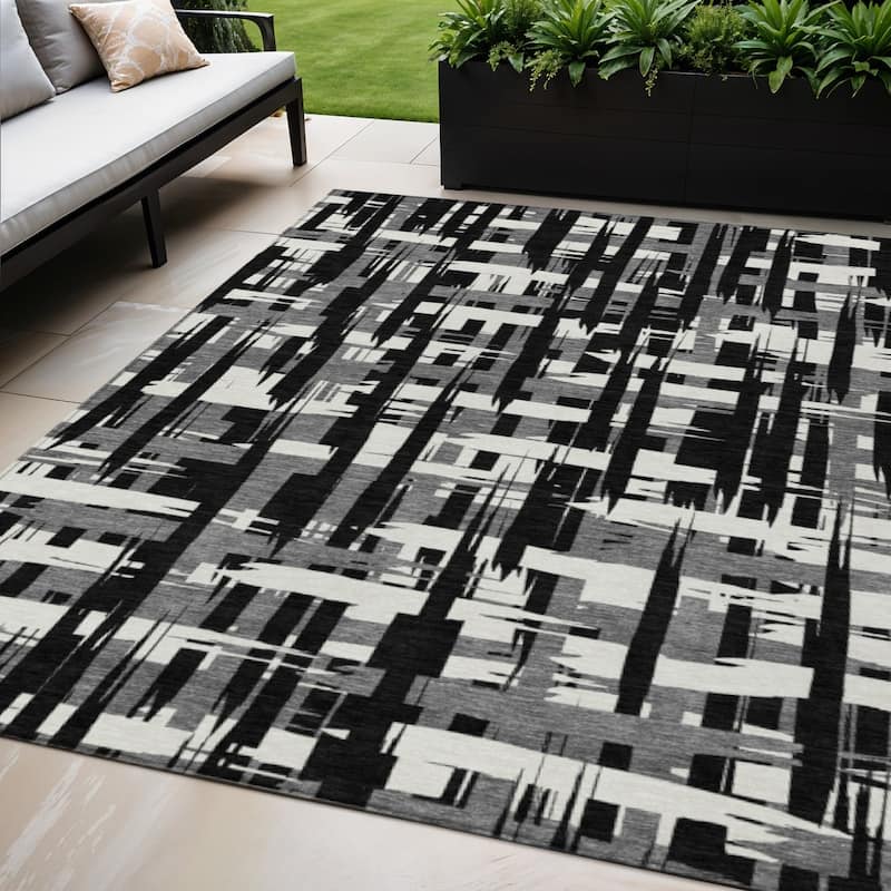 HomeRoots Striped Transitional Rectangle Outdoor Rug - 5' X 8'