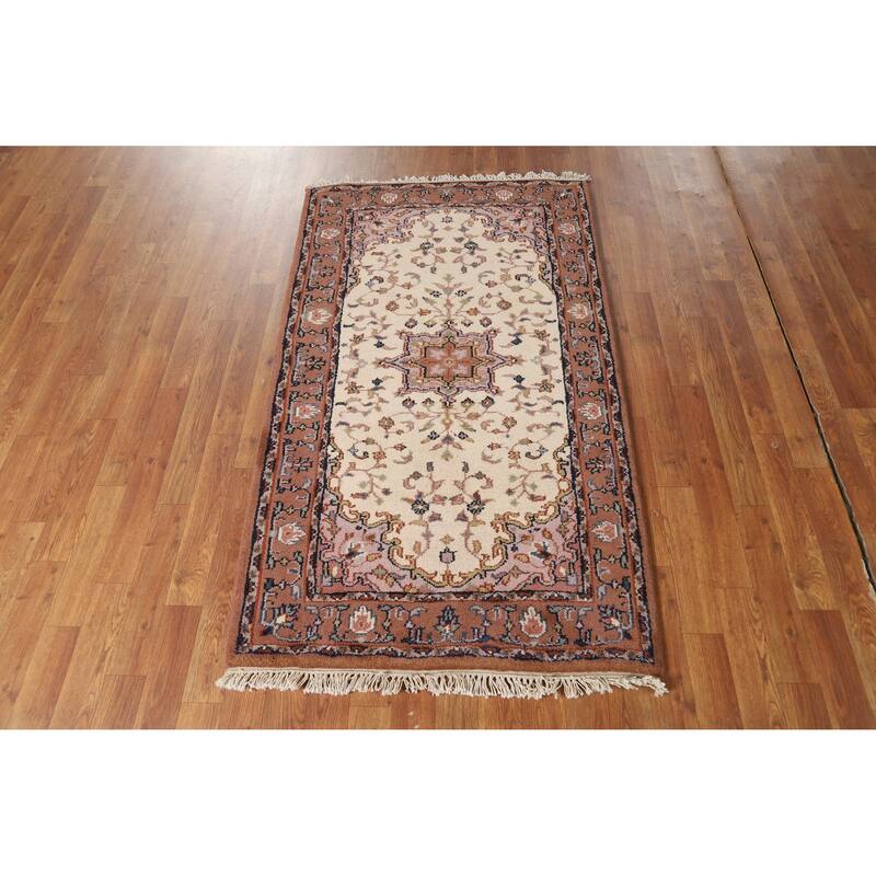 Hand Knotted Oriental 100% Wool Carpet Traditional Medallion Beige & Ivories Sarouk Area Rug - 5' 5'' X 2' 11''