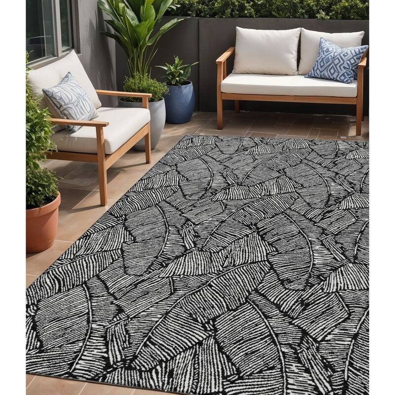 HomeRoots Floral Transitional Rectangle Outdoor Rug - 5' X 8'
