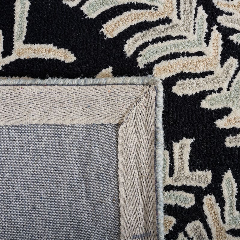 SAFAVIEH Handmade Capri Ilianka Wool Rug - 2'3" x 7' Runner - Black/Ivory