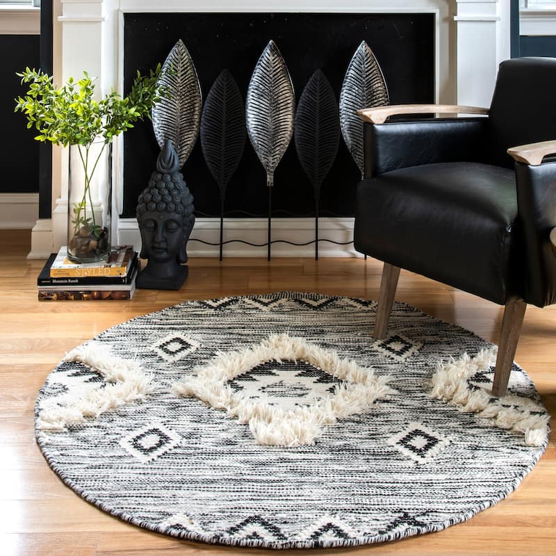 Nuloom Savannah Moroccan Tasseled Wool Area Rug - 4' Round - Black