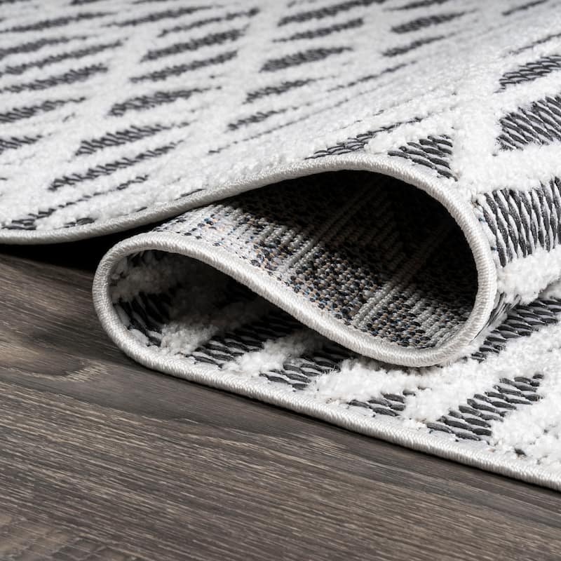 JONATHAN Y Jazz High-Low Pile Moroccan Diamond Modern Indoor/Outdoor Area Rug