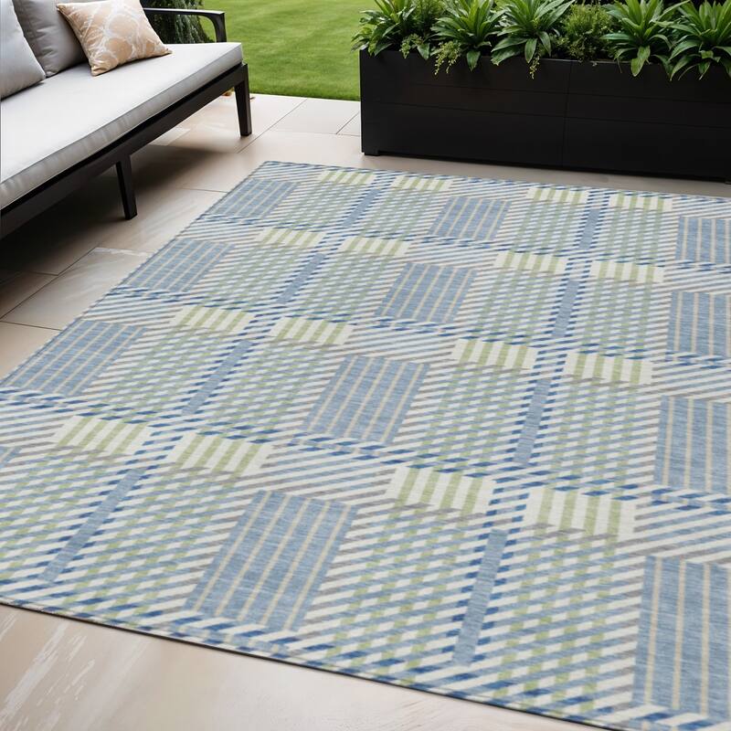 HomeRoots Plaid Transitional Rectangle Outdoor Rug - 5' X 8'