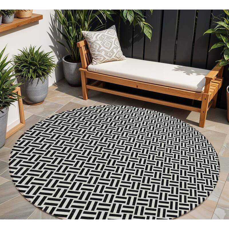 HomeRoots Geometric Transitional Rectangle Outdoor Rug - 8' Round