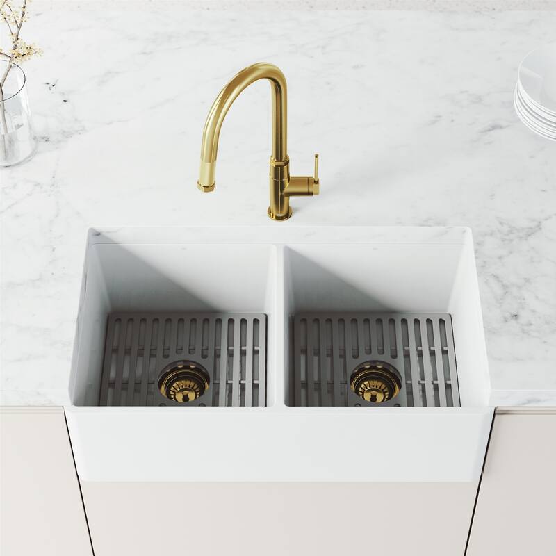 Vigo VG02035 Hart 1.8 GPM 18" H Single Handle Single Hole Pre-Rinse