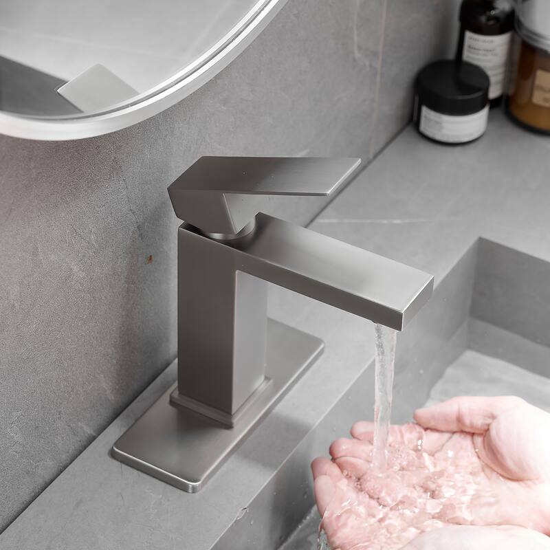 Single-handle Bathroom Sink Faucet with Drain and Deckplate
