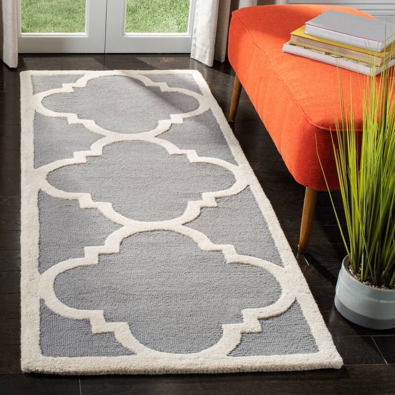SAFAVIEH Handmade Cambridge Gullveig Modern Moroccan Wool Rug - 2'6" x 14' Runner - Silver/Ivory