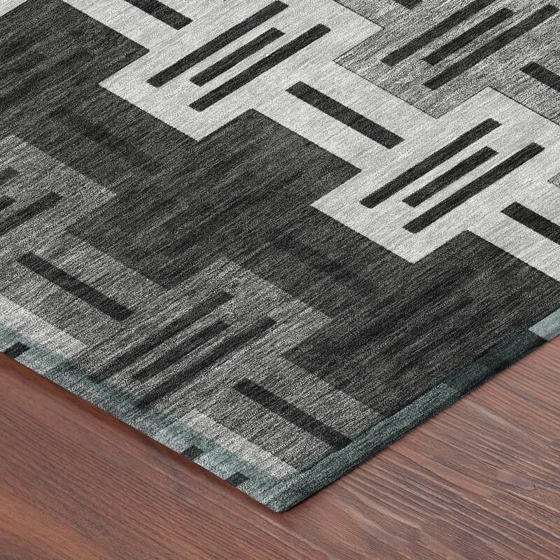 Machine Washable Indoor/ Outdoor Modern Wamego Chantille Rug