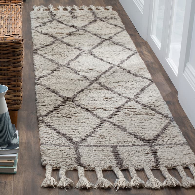SAFAVIEH Handmade Casablanca Shag Magarete Tribal Wool Rug - 2'3" x 8' Runner - Grey/Dark Grey