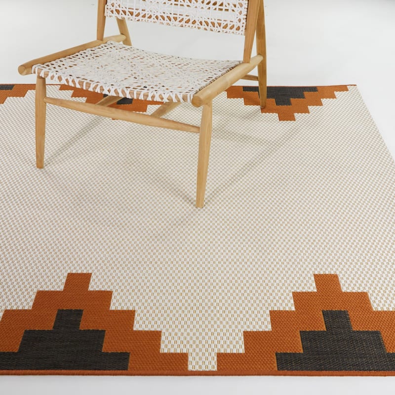 Laurie Southwestern Border Indoor/Outdoor Area Rug - 5'3" x 7' - Orange