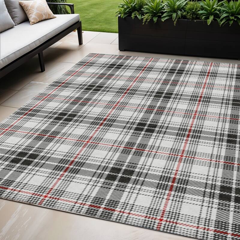 HomeRoots Plaid Transitional Rectangle Outdoor Rug - 5' X 8'